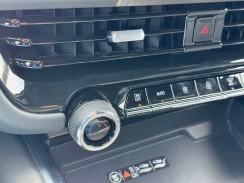 Used 2025 Chevrolet Suburban RST AWD/4WD image 19