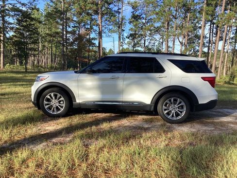 Used 2020 Ford Explorer XLT w/ Equipment Group 202A image 9