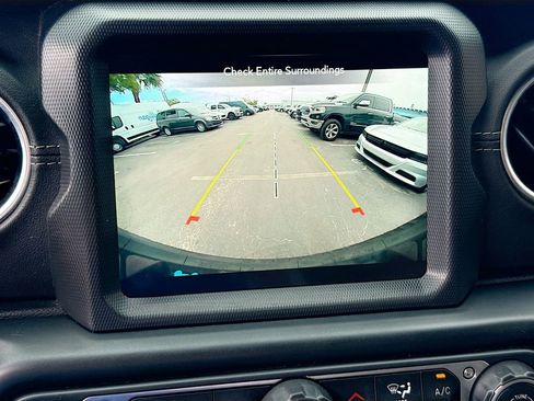 Used 2022 Jeep Wrangler Unlimited Sahara image 15