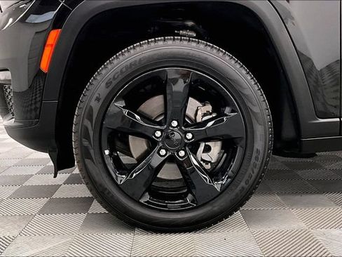 Used 2025 Jeep Grand Cherokee L Limited w/ Black Appearance Package AWD/4WD image 10
