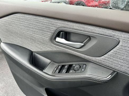 Used 2023 Nissan Rogue SV AWD/4WD image 30