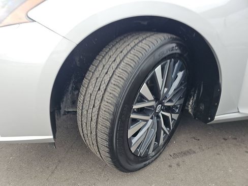 Used 2024 Nissan Altima 2.5 SV FWD image 35