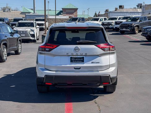 Used 2024 Nissan Rogue SV image 3