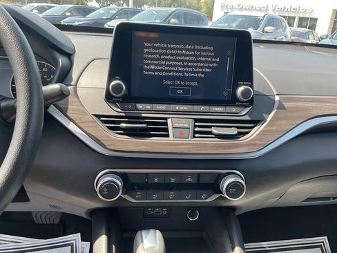 Used 2025 Nissan Altima 2.5 SV FWD image 27