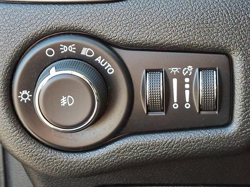 Used 2019 Jeep Cherokee Latitude Plus AWD/4WD image 9