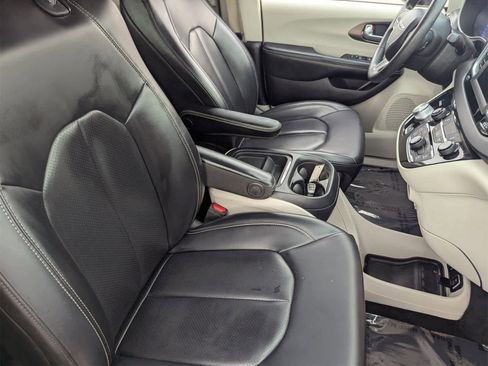 Used 2021 Chrysler Voyager Lxi image 12