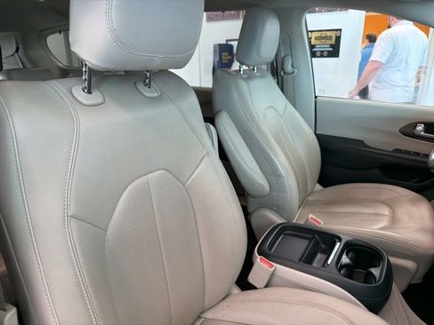 Used 2019 Chrysler Pacifica Touring-L image 28