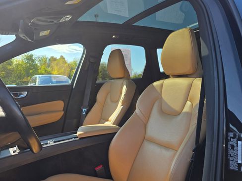 Used 2020 Volvo XC60 T5 Momentum image 25