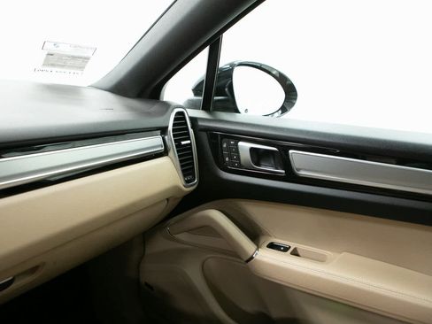Certified 2022 Porsche Cayenne Platinum Edition image 21