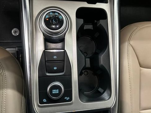 Used 2022 Ford Explorer XLT w/ Equipment Group 202A AWD/4WD image 17