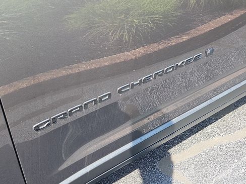 Used 2023 Jeep Grand Cherokee Altitude AWD/4WD image 5