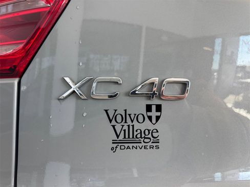 Certified 2025 Volvo XC40 B5 Core image 8