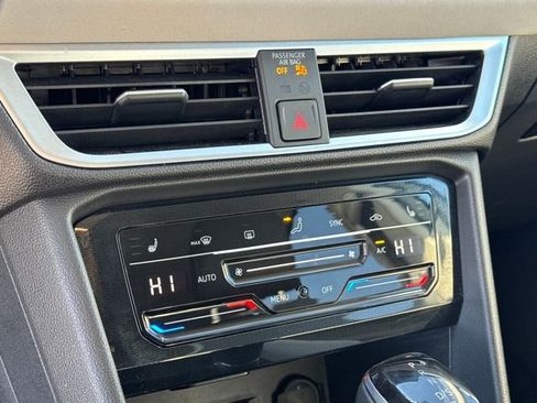 Used 2025 Volkswagen Taos SE image 19