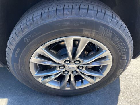 Used 2023 Cadillac XT5 Premium Luxury image 3