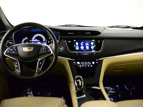 Used 2018 Cadillac XT5 Luxury w/ Driver Awareness Package image 13
