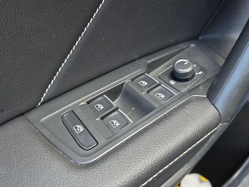 Used 2024 Volkswagen Tiguan SE FWD image 33