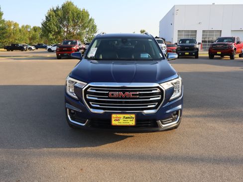 Used 2022 GMC Terrain SLT w/ Infotainment Package II AWD/4WD image 2