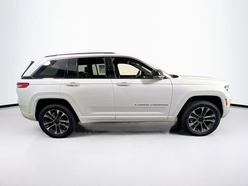 Used 2022 Jeep Grand Cherokee Overland w/ Luxury Tech Group IV AWD/4WD image 4