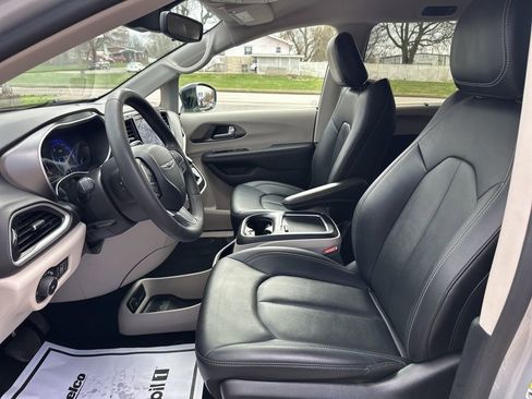 Used 2024 Chrysler Pacifica Touring-L FWD image 20
