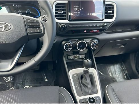 Used 2024 Hyundai Venue Limited image 20