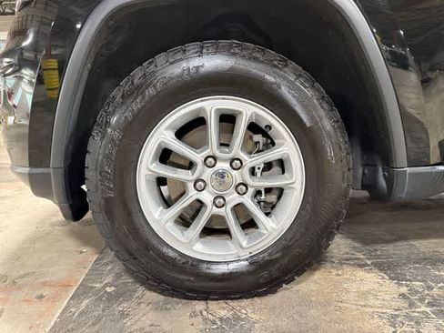 Used 2019 Jeep Grand Cherokee Laredo AWD/4WD image 10