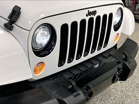 Used 2017 Jeep Wrangler Unlimited Sahara AWD/4WD image 31
