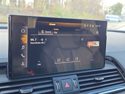 Used 2024 Audi Q5 e Premium w/ Convenience Package image 30