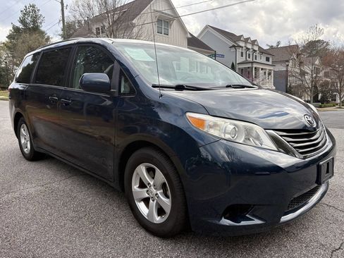 Used 2012 Toyota Sienna LE image 3