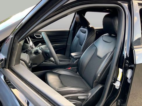 Used 2022 Jeep Compass Latitude FWD image 8