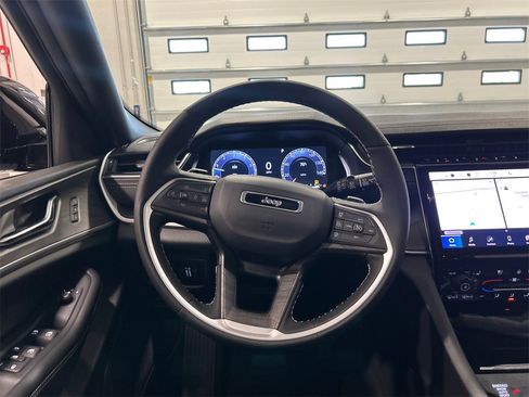 New 2025 Jeep Grand Cherokee Limited w/ Luxury Tech Group II image 27