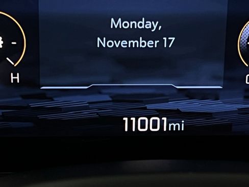 Used 2025 Chevrolet Suburban RST image 17