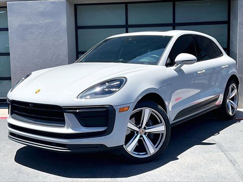 Certified 2022 Porsche Macan AWD/4WD image 1