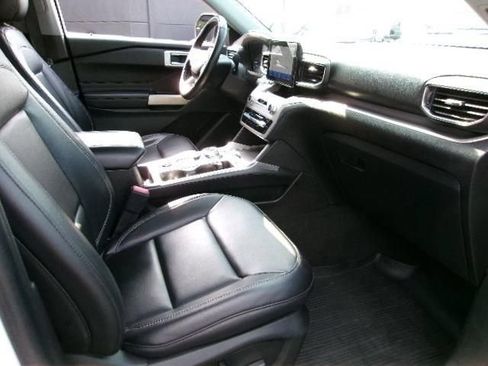 Certified 2023 Ford Explorer XLT w/ Equipment Group 202A AWD/4WD image 4