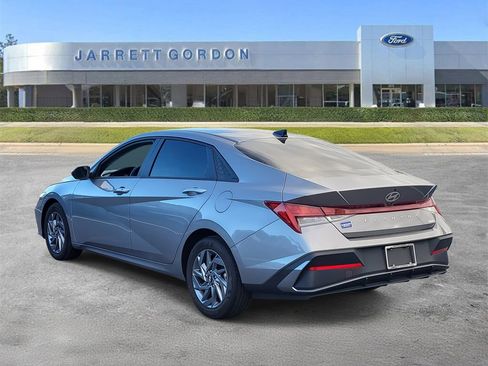 Used 2024 Hyundai Elantra Blue image 3