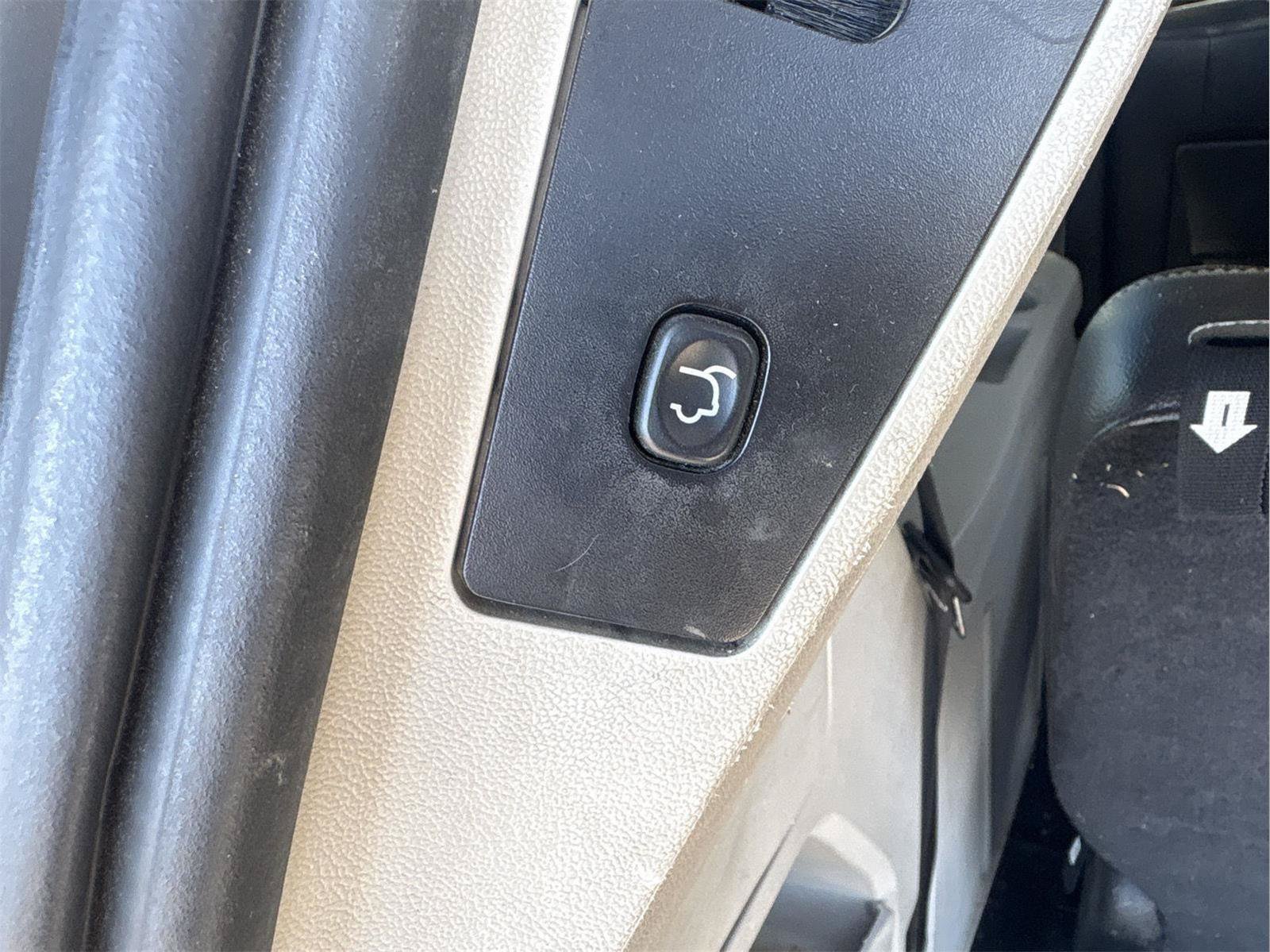 Used 2015 Chrysler Town & Country Touring FWD image 27