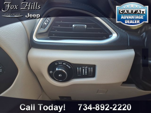 Used 2020 Chrysler Pacifica Limited w/ 8-pass Seating Package FWD image 17