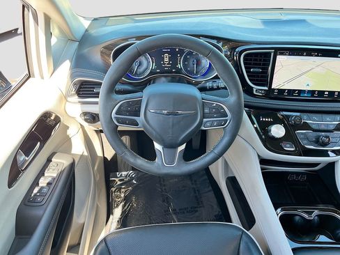 Used 2024 Chrysler Pacifica Limited w/ Trailer Tow Group FWD image 22
