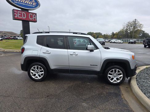 Used 2017 Jeep Renegade Latitude w/ Cold Weather Group image 10