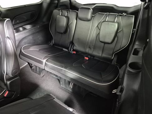 Used 2025 Chrysler Pacifica Limited image 24