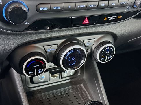 Used 2025 Hyundai Venue Limited image 23