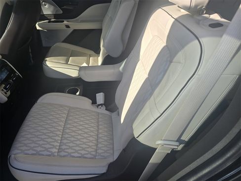 Used 2023 Lincoln Aviator Black Label image 12