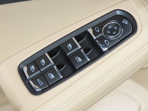 Certified 2025 Porsche Macan AWD/4WD image 38