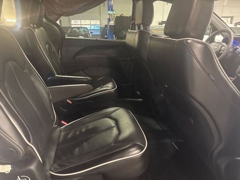 Used 2025 Chrysler Pacifica Limited image 40