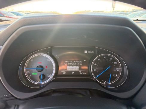 Used 2023 Toyota Venza LE image 17