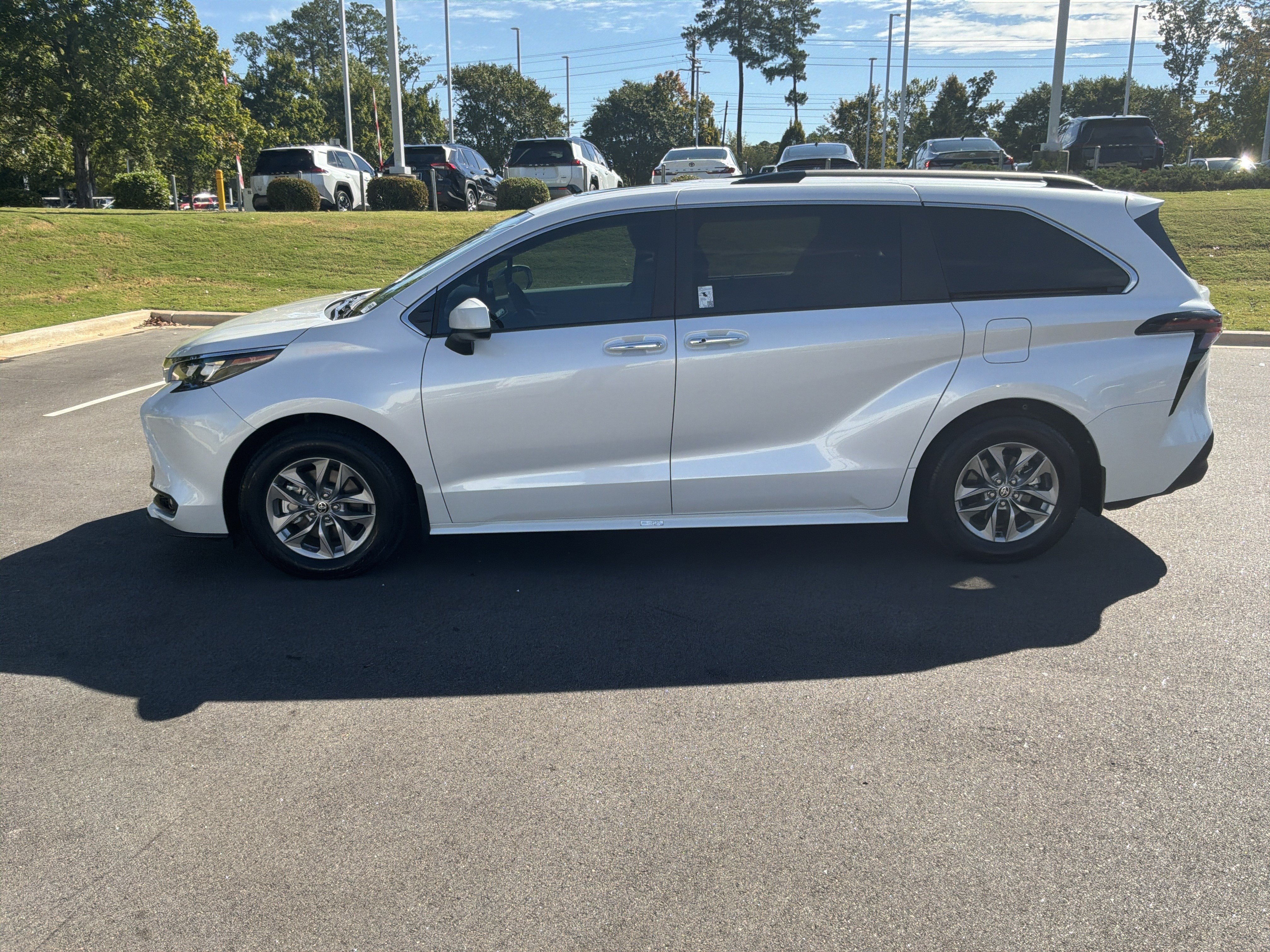 Used 2026 Toyota Sienna XLE FWD image 7