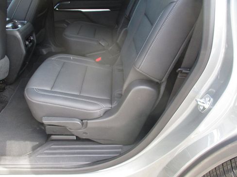 Used 2025 Chevrolet Traverse LT image 11