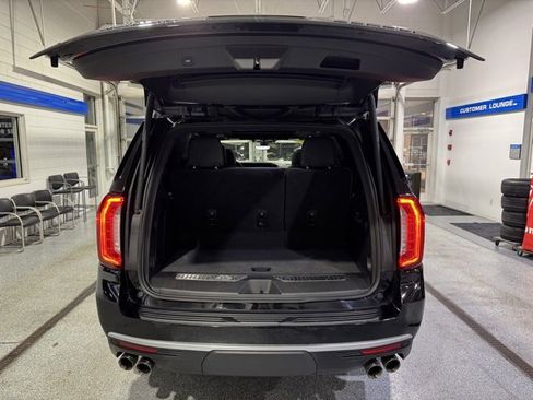 Used 2022 GMC Yukon Denali w/ Denali Premium Package image 12