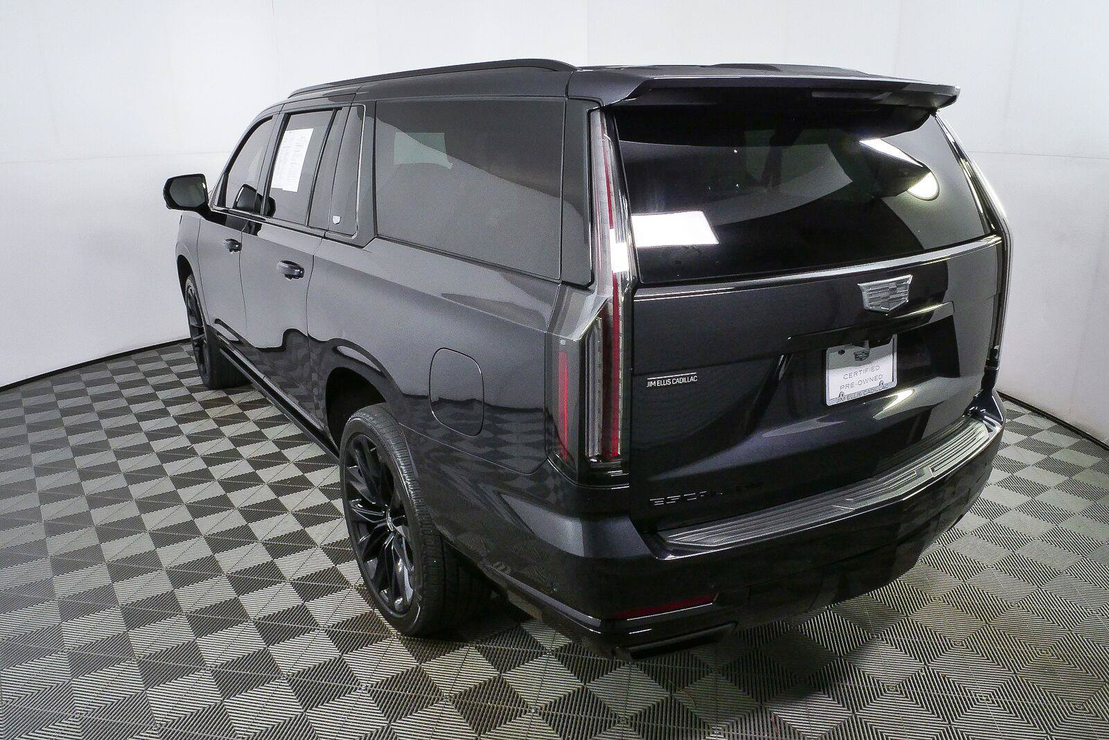 Used 2026 Cadillac Escalade ESV Platinum Sport w/ LPO, ONYX Package AWD/4WD image 26