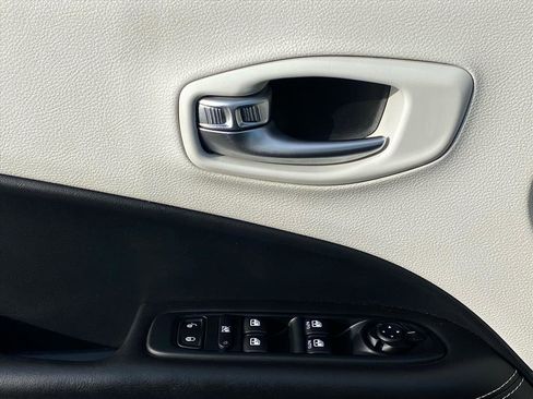 Used 2017 Jeep Compass Latitude w/ Popular Equipment Group image 18