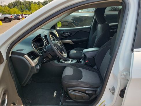Used 2018 Jeep Cherokee Latitude FWD image 25
